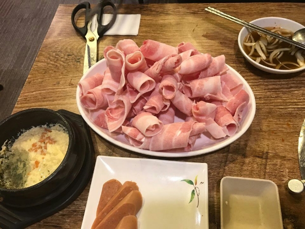 꿀꿀뒷고기 이미지