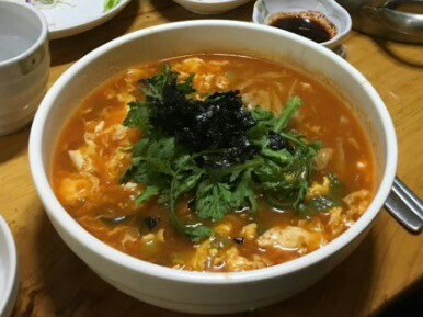 만두품은칼국수 이미지