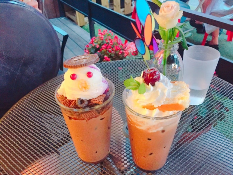 그녀의커피잔 이미지