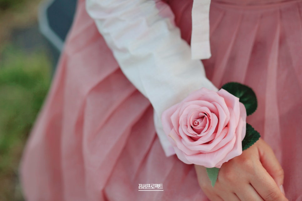 머리에 꽃달다 이미지