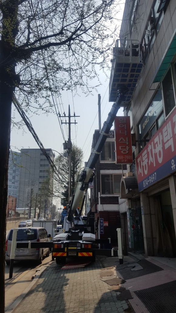 스카이차사다리차간판현수막시트지작업철거제거설치 이미지