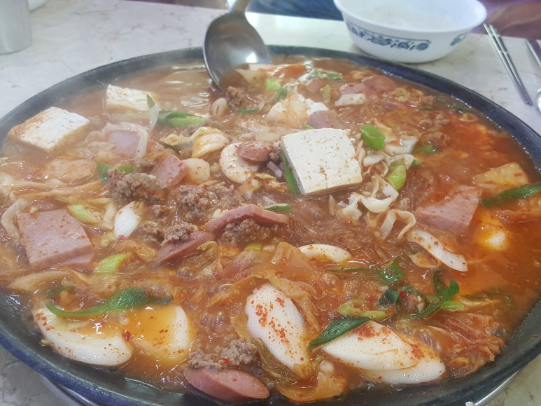 두꺼비 부대찌개 이미지