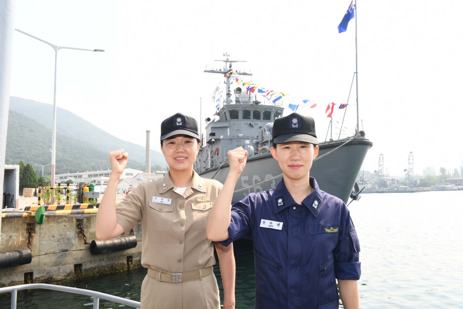 해군 최초 여군 함장 안희현 소령·고속정 편대장 안미영 소령 : 네이버 블로그