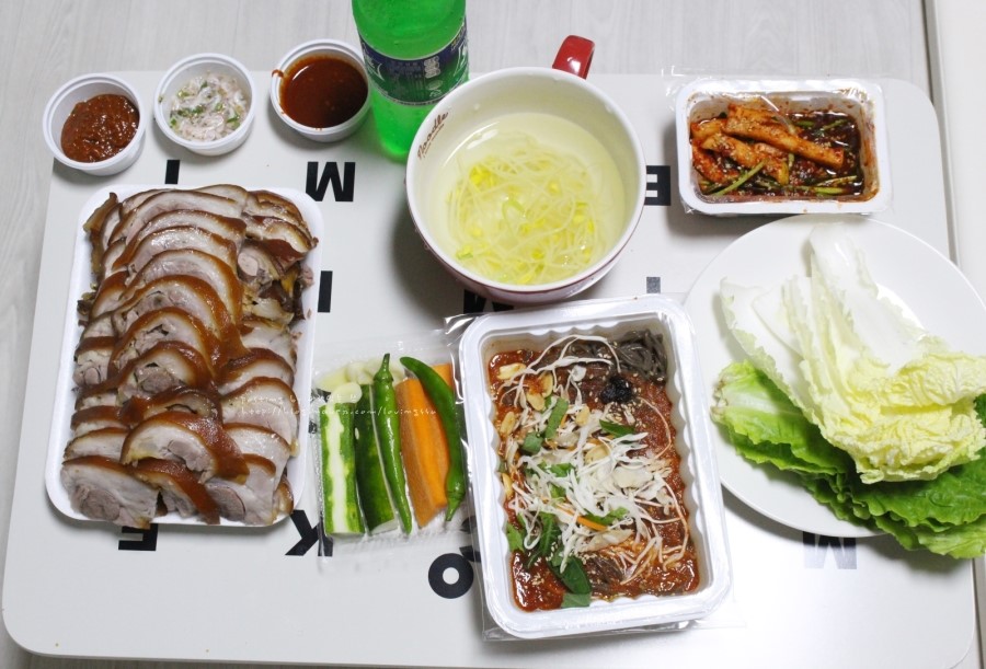명품웃거리왕족발 이미지