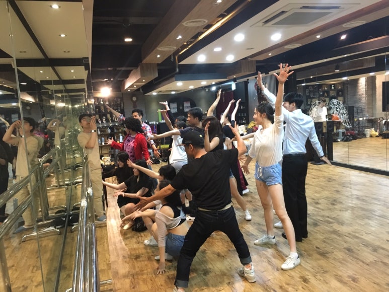 율컴퍼니 이미지