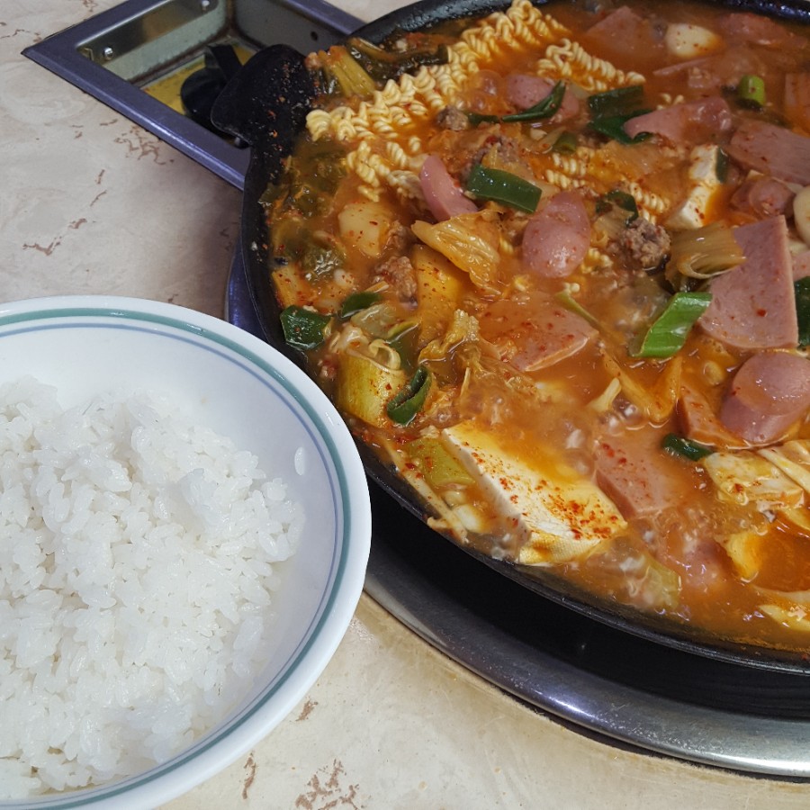 두꺼비 부대찌개 이미지