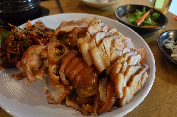 돼지가족 왕족발 이미지