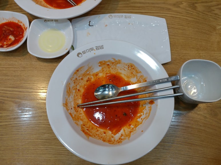 토마토김밥 이미지