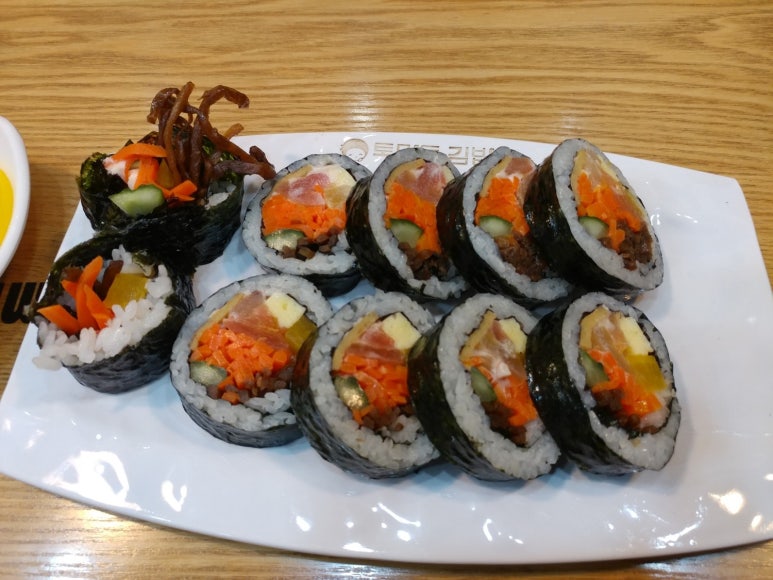 토마토김밥 이미지