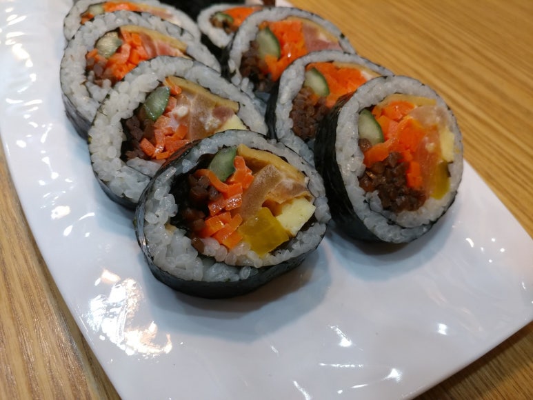 토마토김밥 이미지