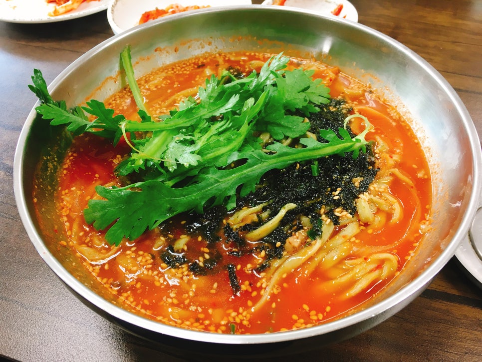 얼큰칼국수 이미지