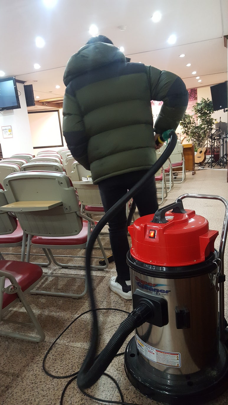 청소하는청년들 이미지