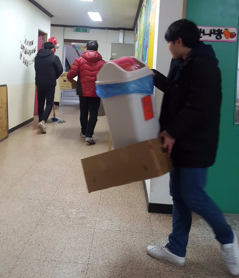 청소하는청년들 이미지