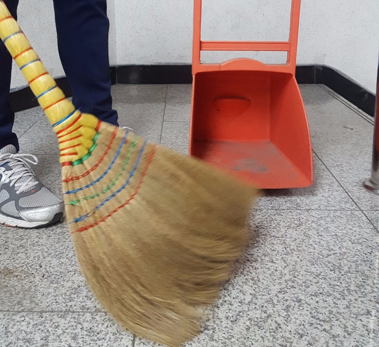청소하는청년들 이미지