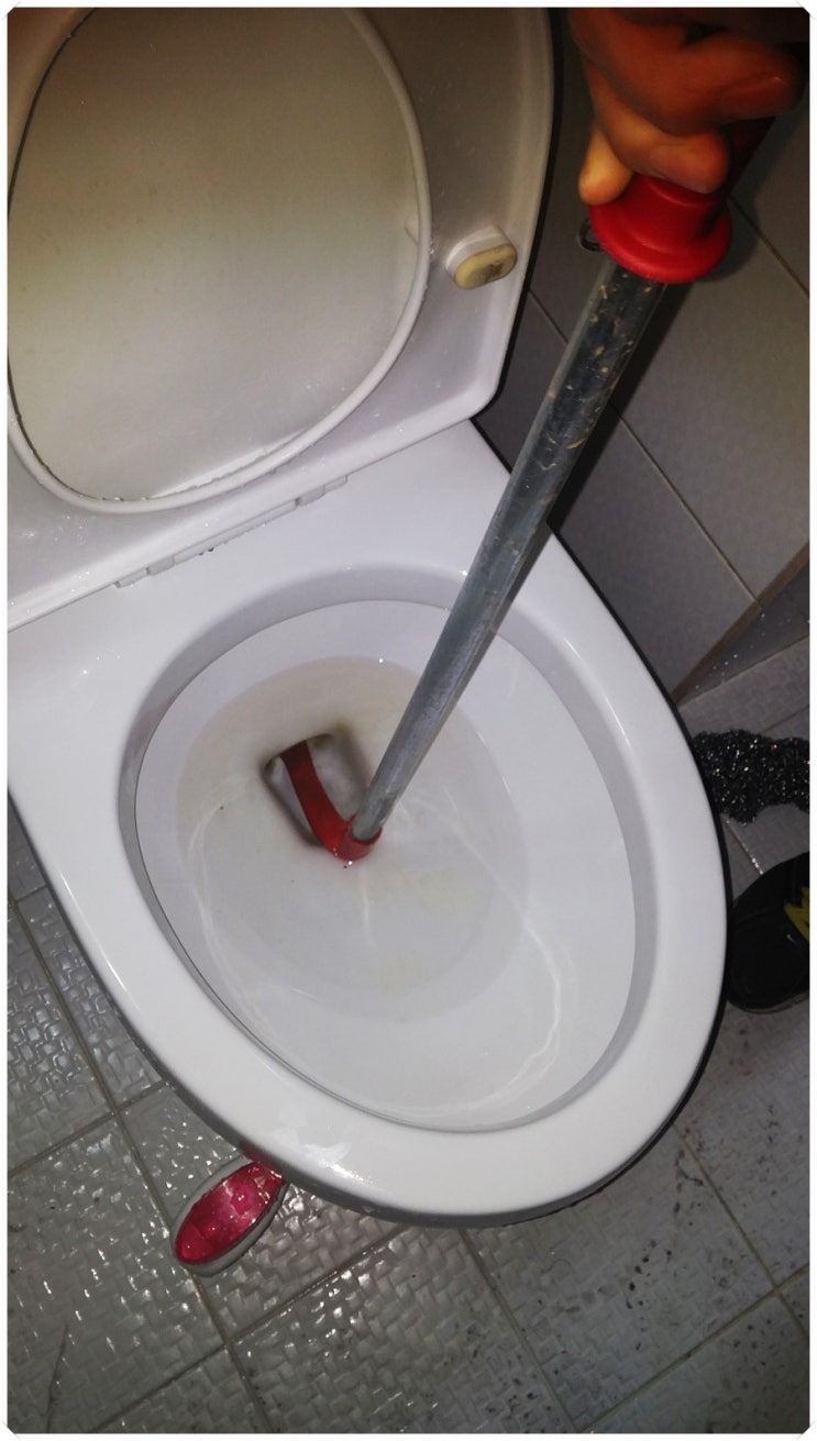 변기막힘 이미지