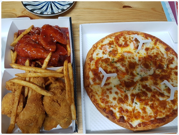 또래오래치킨피자 이미지