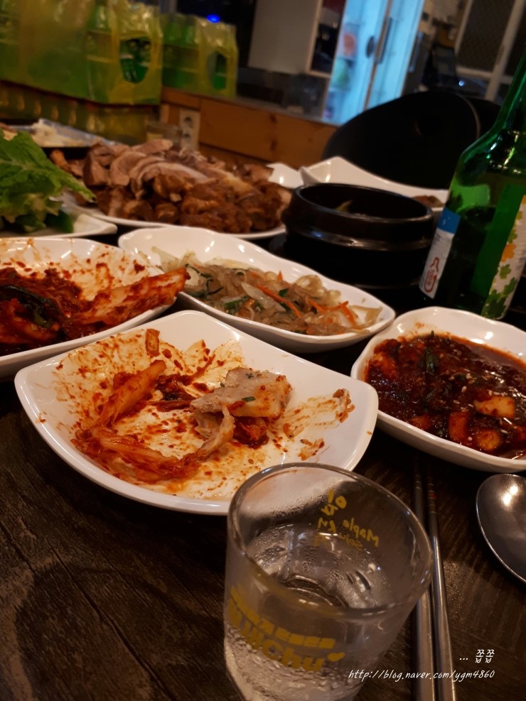 명품웃거리왕족발 이미지