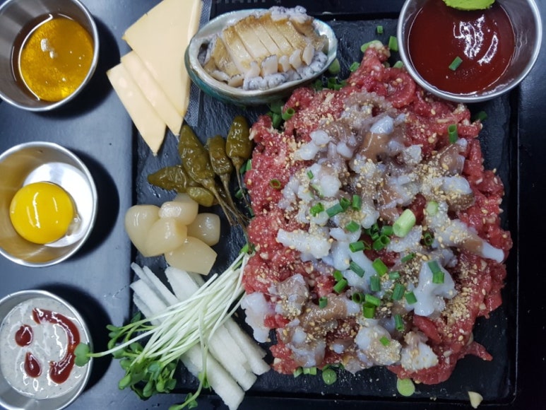 밤빛육회 이미지