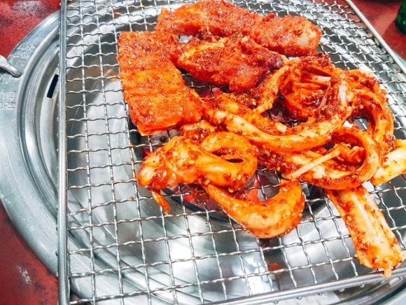인동촌 숯불 곰장어 닭발 이미지