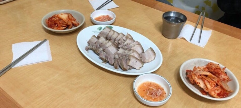 지붕위에커피잔 이미지
