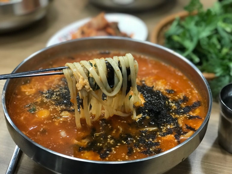얼큰칼국수 이미지