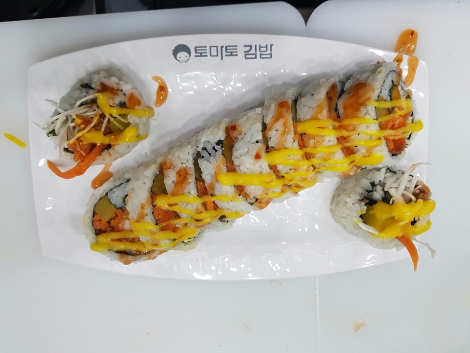 토마토김밥 이미지