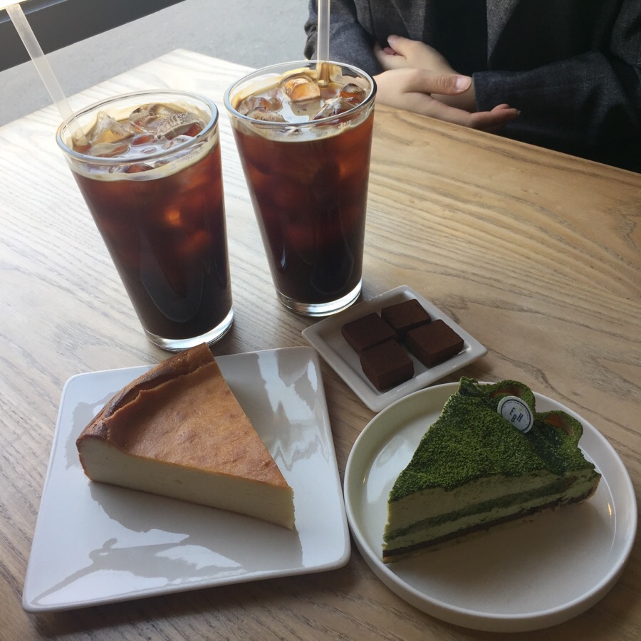 애브리씽벗더히어로카페 이미지