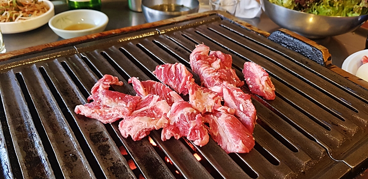 황우와꺼먹돼지 이미지