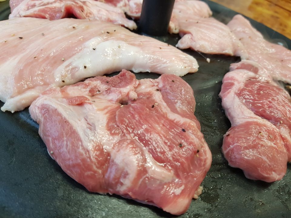꺼먹돼지 이미지