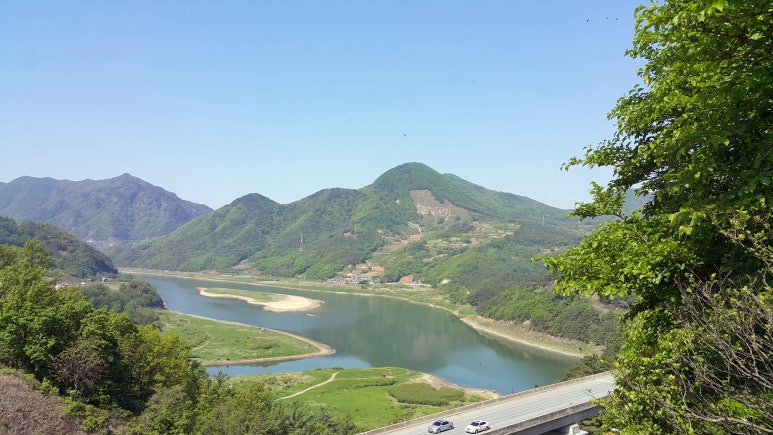 충주호 상류와 고속도로 이미지