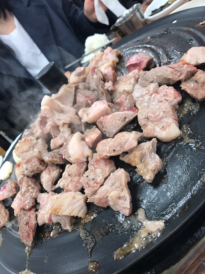 꺼먹돼지 이미지