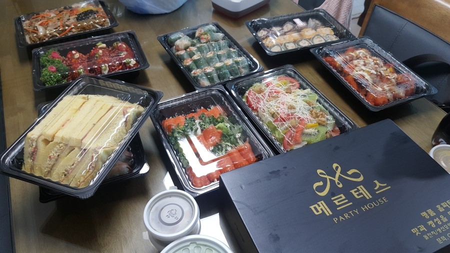 메르테스.홈파티 이미지