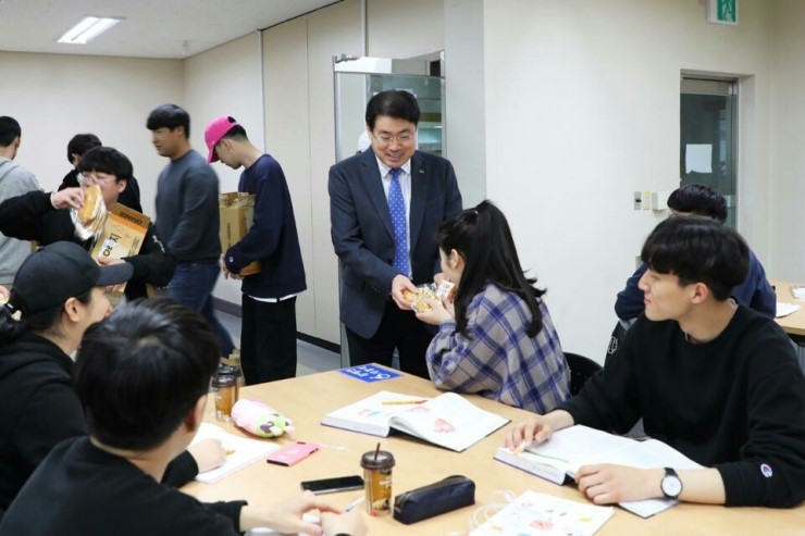 먹즈아 이미지