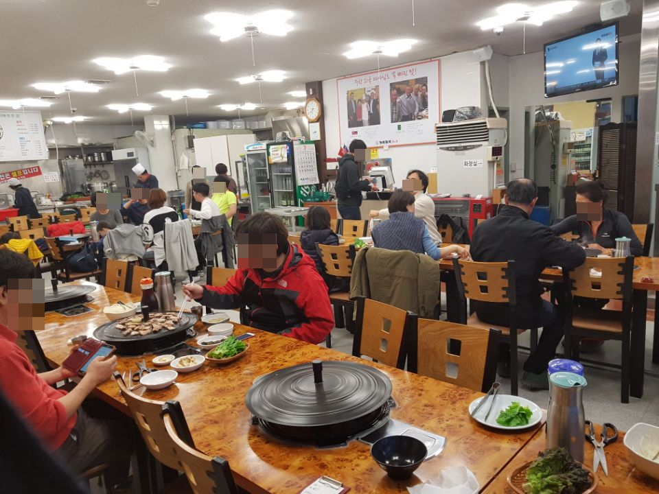 꺼먹돼지집 이미지