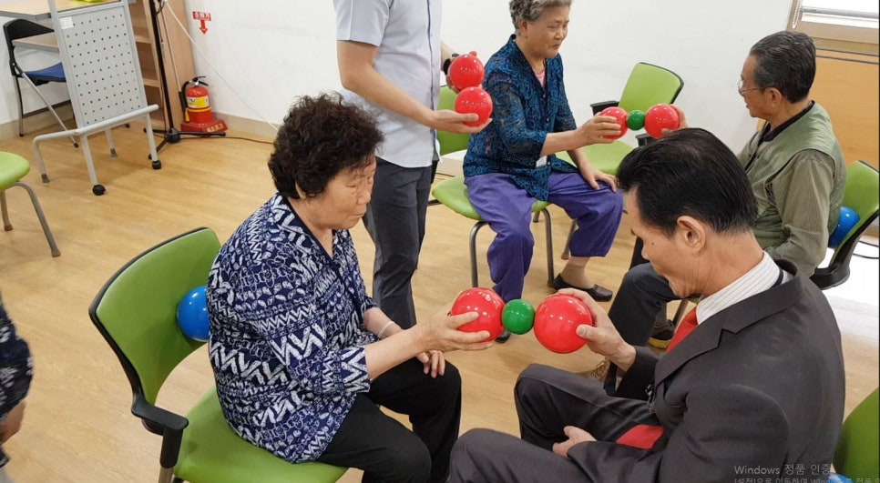 노인복지관 주간보호센터에서 경증치매 어르신대상 굿볼 프로그램 진행 두뇌활동 신체활동 사회활동 효과 인지지원서비스 네이버 블로그