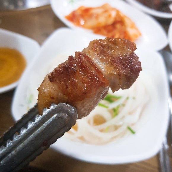 숯불흑돼지 이미지