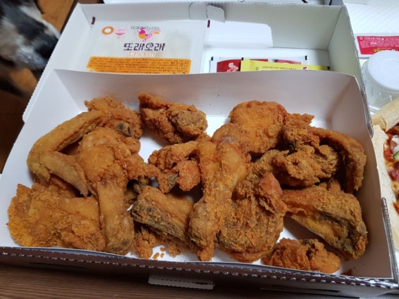 또래오래치킨피자 이미지