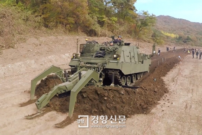 지뢰제거 작업중 이미지