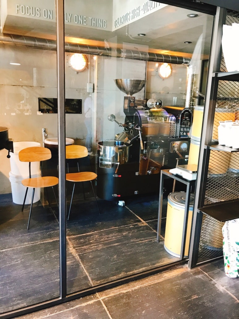 애브리씽벗더히어로카페 이미지