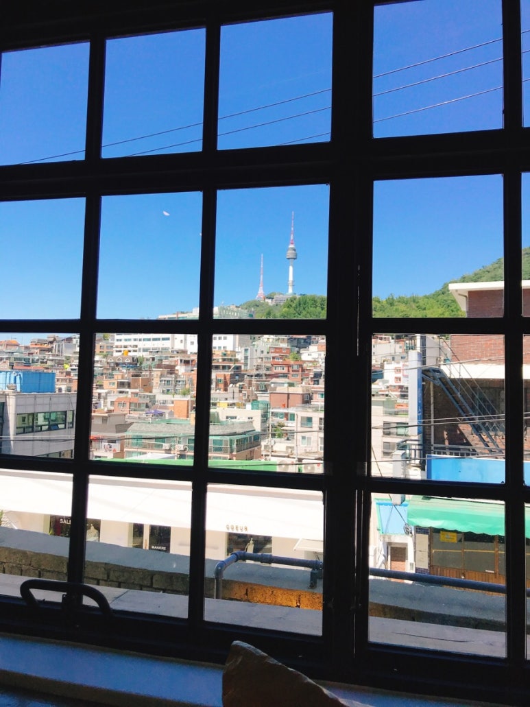애브리씽벗더히어로카페 이미지