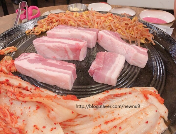 함고집솥뚜껑김치삼겹살 이미지