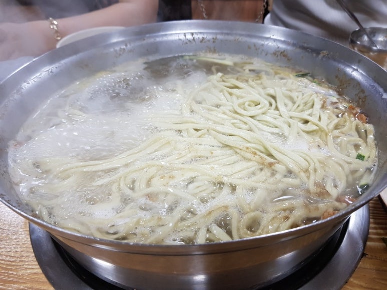 홍두깨갈국수 이미지
