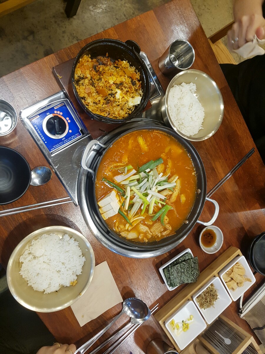 돼지고기듬뿍넣은김치찌개 이미지