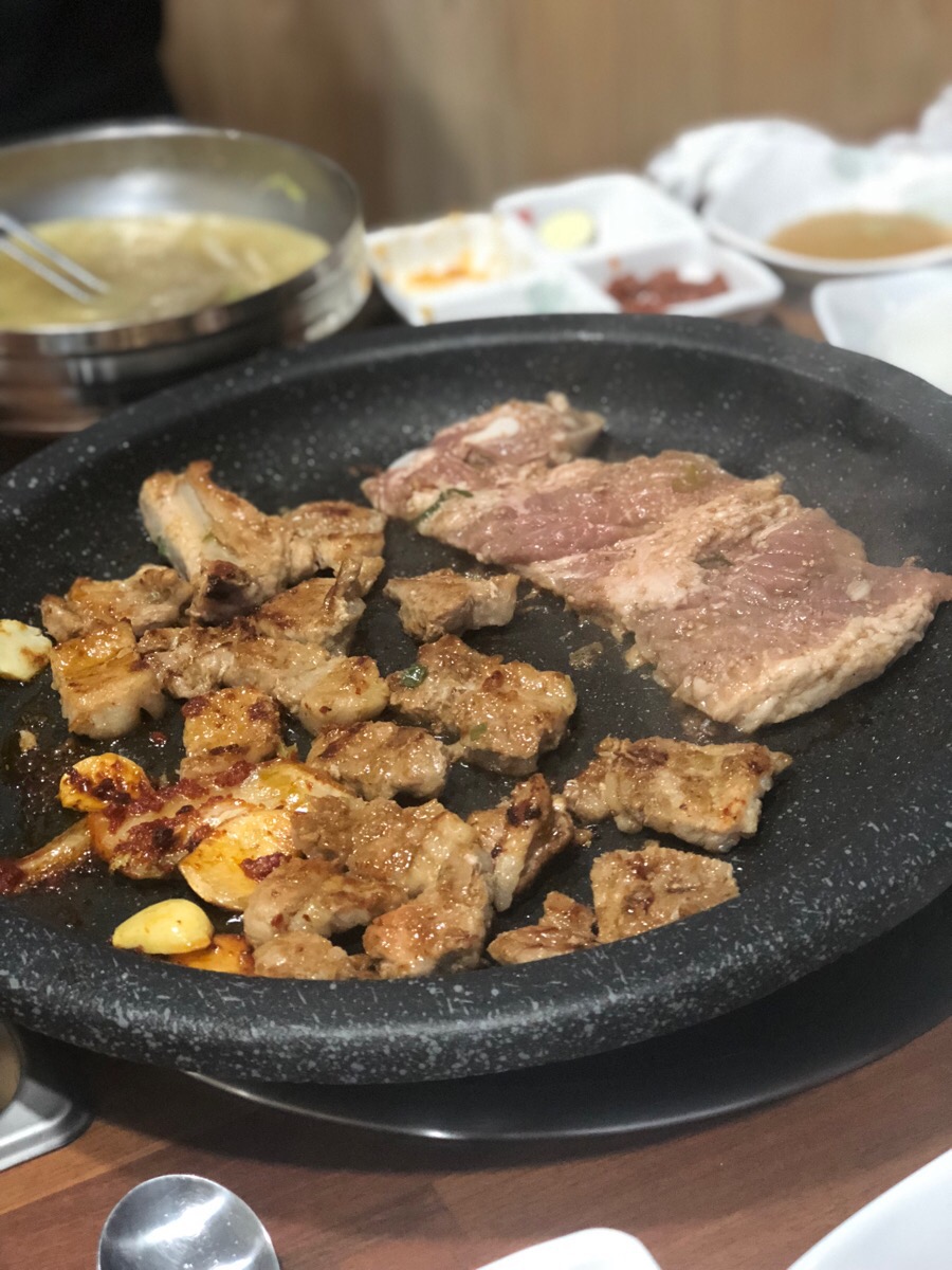세자매고기테이블 이미지