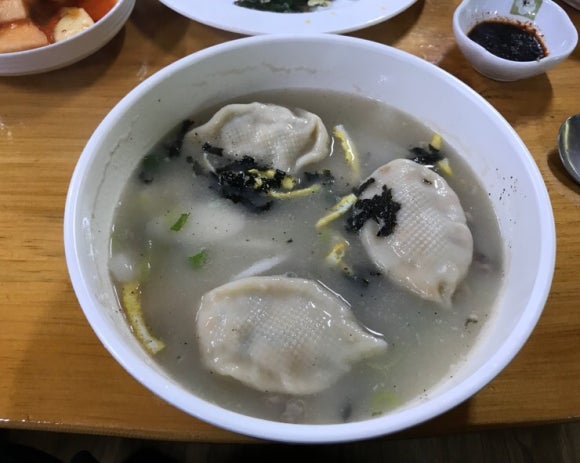 만두품은칼국수 이미지