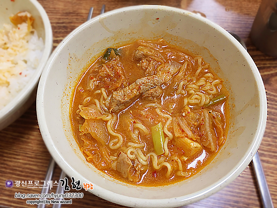 김치찌개뒷고기 이미지