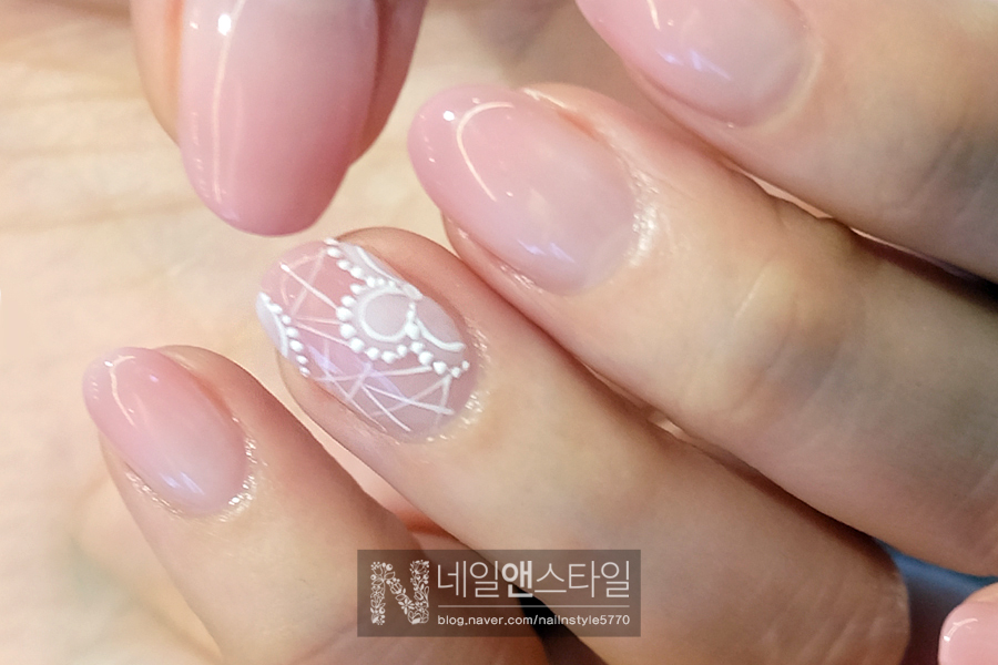 반하는 네일 이미지