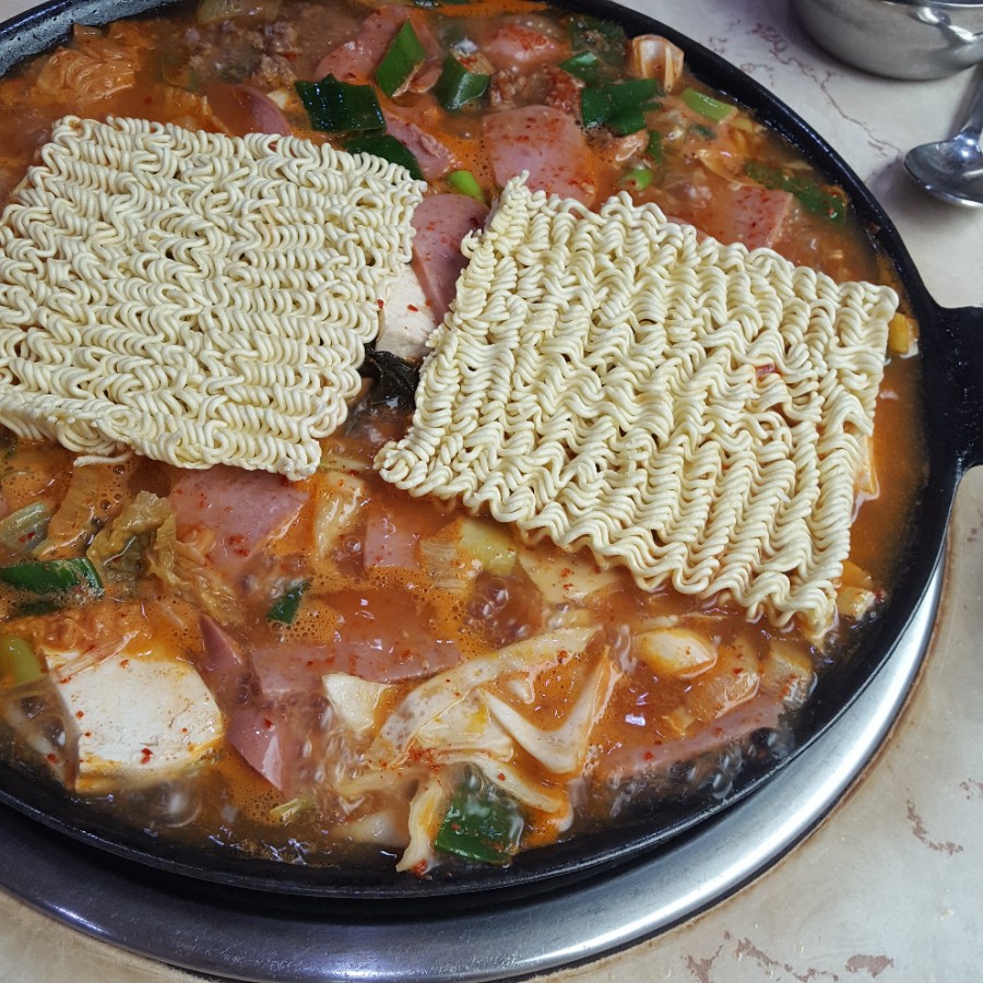 두꺼비 부대찌개 이미지