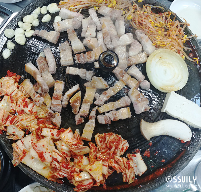 국민 솥뚜껑 생고기 이미지