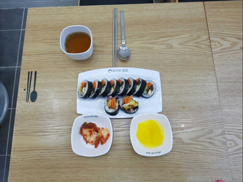 토마토김밥 이미지
